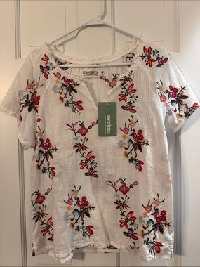 Aventura White Floral Embroidered Short Sleeve Top